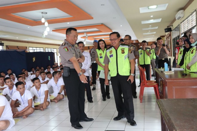 Kapolda Jambi, Brigjen Pol Muchlis AS, melaksanakan pengecekan pelaksanaan Ujian Kesehatan tahap 1 calon siswa Brigadir Polisi di SPN Jambi.