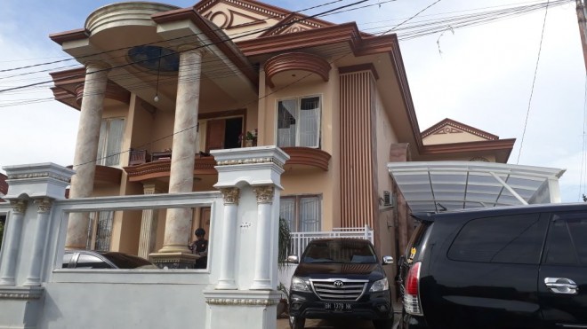 Rumah megah milik tim sukses Zumi Zola saat mencalonkan diri sebagai Gubernur Jambi, yang berlokasi di Jalan Kenanga 3, RT 4, Simpang IV Sipin, Kecamatan Telanaipura, Kota Jambi, hari ini (24/4) digeledah KPK.
