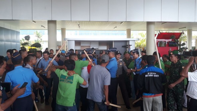 Simulasi pengamanan bandara.