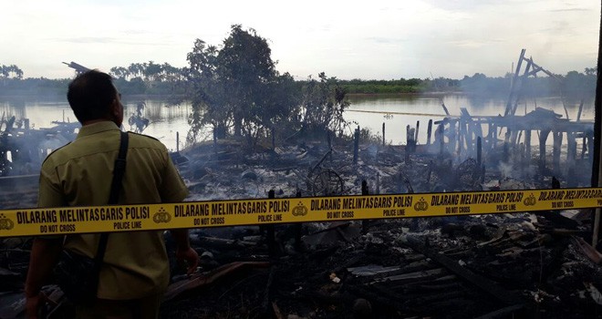 Rumah milik Abdul Rahman di RT 20, RW 04 Kelurahan Rantau Indah, Kecamatan Dendang, Kabupaten Tanjab Timur, rata dengan tanah setelah dilalap si jago merah, Selasa (24/4).