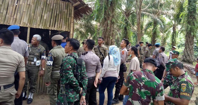 Tim Gabungan saat Bongkar Warung Remang-remang di Desa Rawang Kempas.