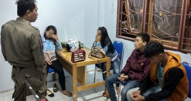 Dua pasangan remaja yang kepergok lagi ngamar di hotel saat diamankan di kantor Satpol PP Tebo.