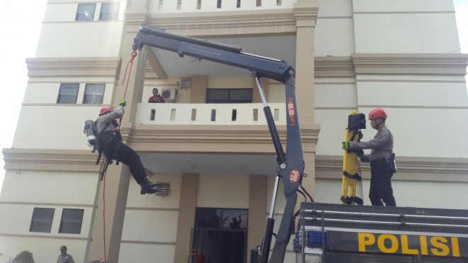 Kegiatan simulasi siaga bencana gempa di Mapolda Jambi.