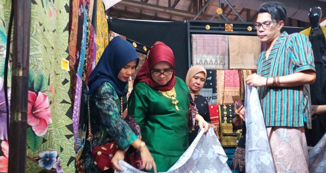 Hj.Rahima Fachrori, saat mengunjungi stand Provinsi Jambi pada Pameran Jakarta Inacraft 2018 di Assembly Hall JCC Senayan, Rabu (25/4/18)