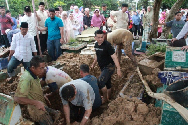 Sy Fasha saat prosesi pemakaman kakak kandung tercinta H Syaiful Anwar Hadi di Plaju, Palembang 25 April lalu
