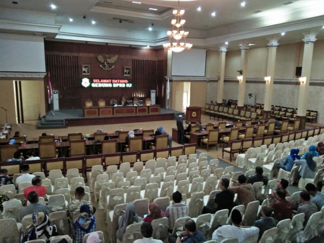 Banyaknya Organisasi Perangkat Daerah yang tidak hadir dalam paripurna Jumat (27/4) pagi ini. 