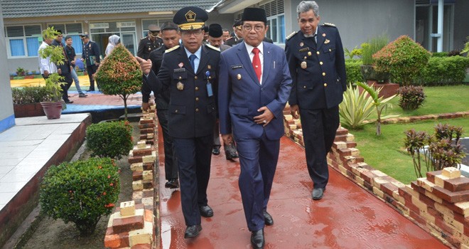 Plt Gubernur Jambi Dr.Drs.H. Fachrori Umar M. Hum saat menghadiri Upacara dalam peringatan Hari Bhakti Pemasyarakatan ke 54 Tahun 2018 di Lembaga Pemasyarakatan Klas II A Jambi, Jumat (27/4).