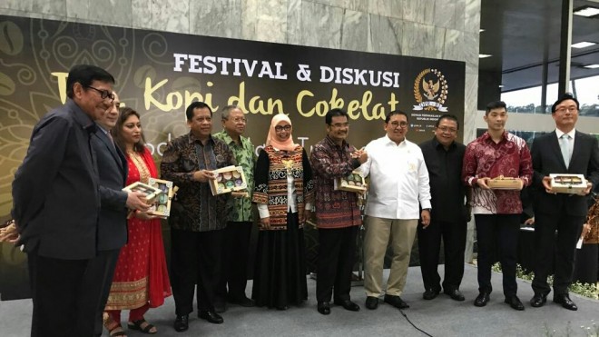SAH dan Wakil Ketua DPR RI Fadli Zon yang langsung membuka acara acara Festival dan Diskusi dengan para pelaku usaha dan mitra bisnis produk unggulan tanah air.