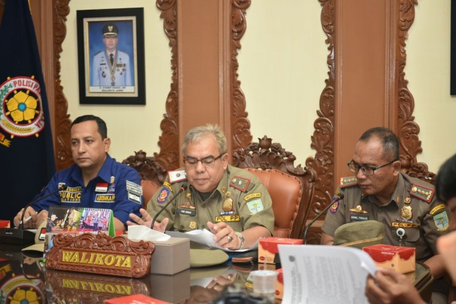Kasatpol PP kota Jambi pada saat konferensi pers dalam rangka memperingati HUT Satpol PP ke 68 di ruang utama Kantor Walikota Jambi Sabtu, (28/4).