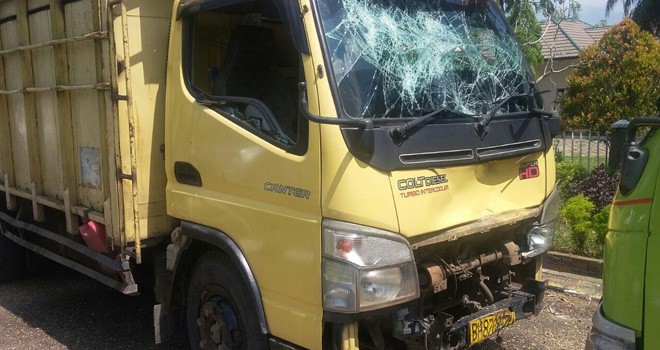 Truk Batubara yang menabrak pengendara motor di Pijoan.