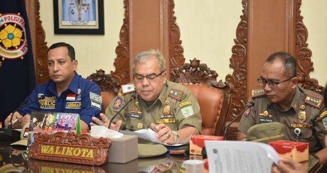 Kasatpol PP kota Jambi pada saat konferensi pers dalam rangka memperingati HUT Satpol PP ke 68 di ruang utama Kantor Walikota Jambi Sabtu, (28/4).