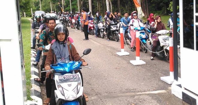 Mahasiswa Unja Jumat (27/04) kemarin tampak antri di pintu parkir elektronik saat jam pulang.