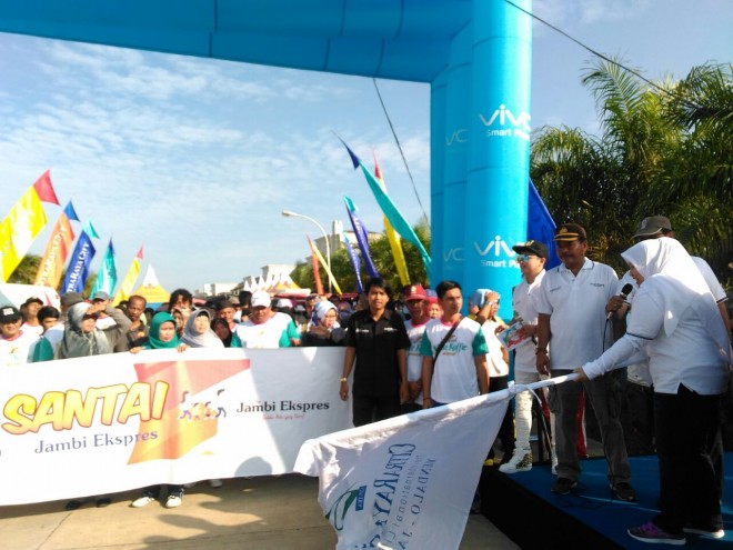Bupati Masnah mengibarkan bendera start seraya 