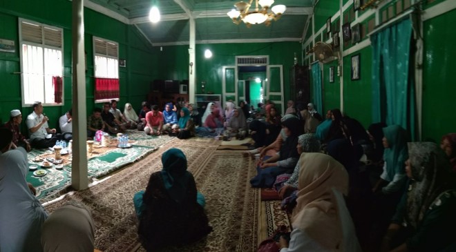Sy Fasha berdialog dan menampung aspirasi Asosiasi Batik Jambi (Asbaja) di Kelurahan Ulu Gedong, Kecamatan Danau Teluk, Senin (30/4).