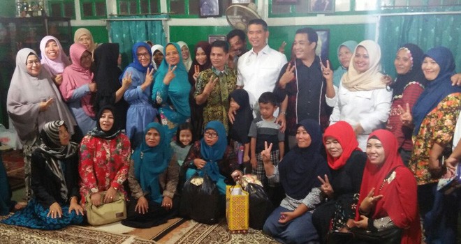 Foto bersama dengan Pengurus dan Anggota Asosiasi Batik Jambi (Asbaja) di Kelurahan Ulu Gedong.