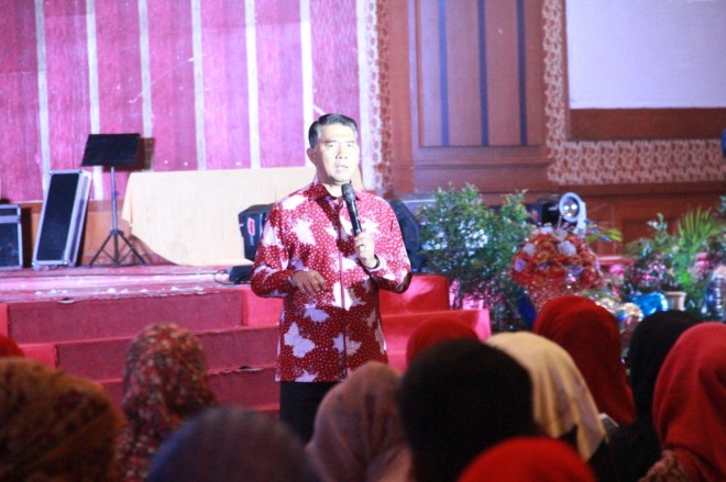 Sy Fasha memberi motivasi kepada siswa dan siswa SMKN 1 Jambi saat acara perpisahan di Abadi Ballroom Jambi (30/4)