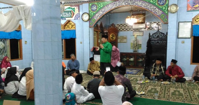 Ketua Harian Dewan Masjid Indonesia Jambi Dr.dr.H. Maulana saat mengahadiri Perayaan Israk Mikraj Nabi Muhammad SAW di Masjid Teladan di Kelurahan beringin pasar Jambi.