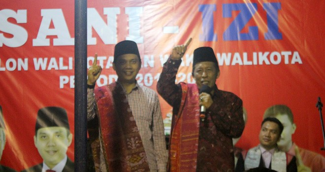 Pasangan Sani-Izi ketika memberikan sambutan dalam acara pengukuhan Tim Pemenangan Batak Kota Jambi, Sabtu (28/4) kemarin. 