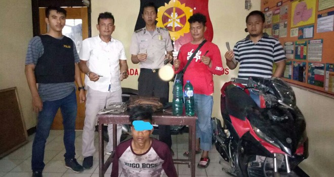 Tersangka MFA saat diamankan di Polsek Bathin XXIV, Selasa (1/5)