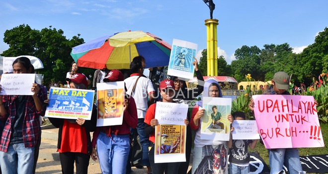 Aksi unjuk rasa Hari Buruh Internasional di Tugu Juang, Kota Jambi. 