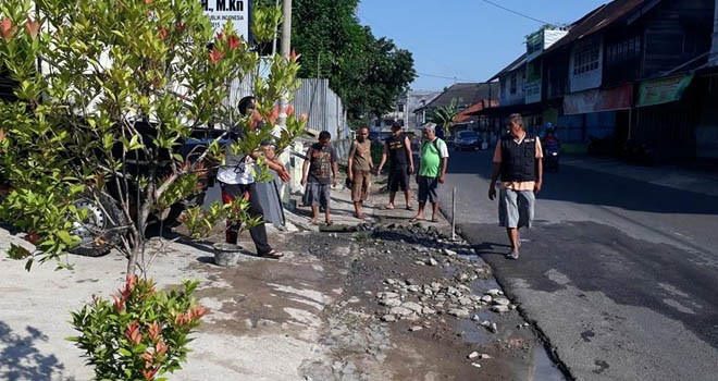 Warga antusias mengadakan gotong royong membersihkan drainase tersumbat di daerah mereka.
