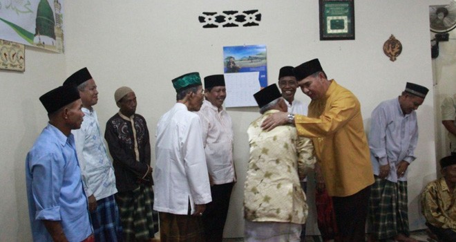 Ketua Dewan Masjid Indonesia Kota Jambi DR H Syarief Fasha ME saat memenuhi undangan warga pada acara peringatan Israk Mikraj Nabi Muhammad SAW.