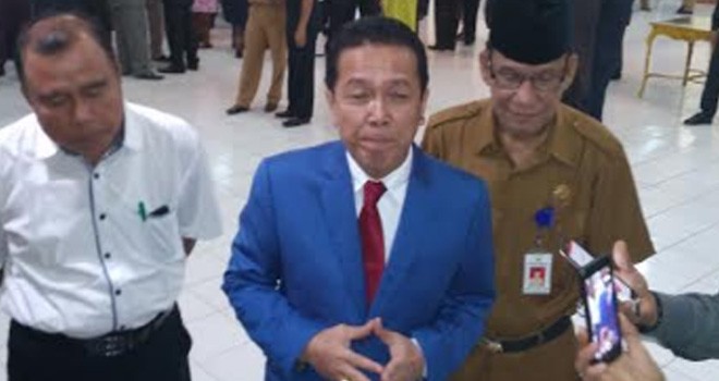 Bupati Batanghari Syahirsah Sy saat di wawancarai oleh awak media.