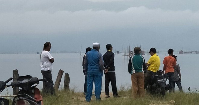 Terlihat warga saat berada di pinggiran danau kerinci.