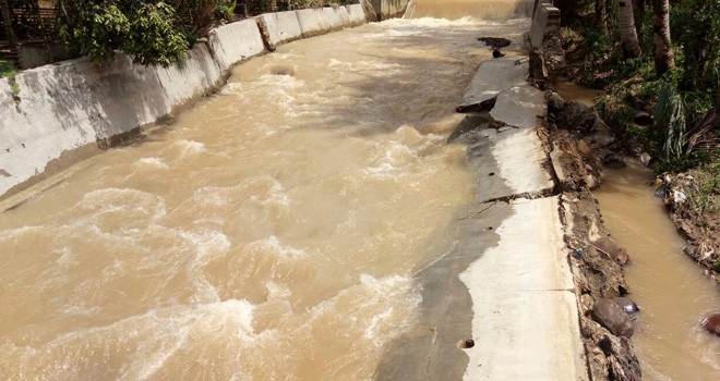 Proyek pembangunan tanggul di Pungut Hulir di Kerinci, belum setahun sudah roboh.