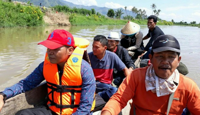 Zainal saat Turun Langsung di Danau Kerinci dengan Perahu.