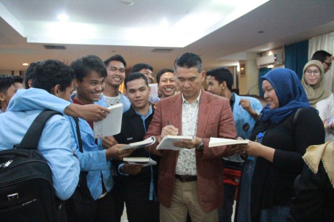 Sy Fasha saat memberikan Tanda Tangan kepada Mahasiswa.