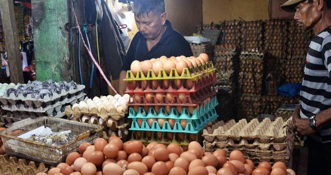 Beberapa kebutuhan pokok di Kota Jambi sulit mengikuti HET yang telah ditentukan oleh Kemendag. Terutama daging, ayam dan telor. Foto : M Ridwan / Jambi Ekspres