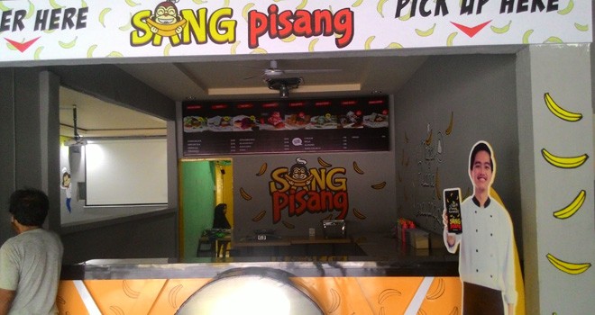 Outlet Sang Pisang beroperasi di Jalan Soemantri Brojonegoro tepatnya di kawasan Tugu Juang Jambi.