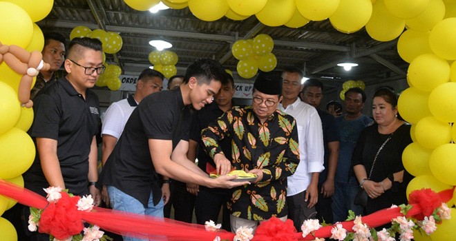 Pelaksana Tugas (Plt) Gubernur Jambi, Fachrori Umar saat menghadiri Grand Opening Outlet Sang Pisang bersama Kaesang Pangarep, di Jalan Kolonel Abunjani Nomor 39, RT 21 Kelurahan Selamat, Kecamatan Telanaipura, Tugu Juang Kota Jambi, Sabtu (05/05).