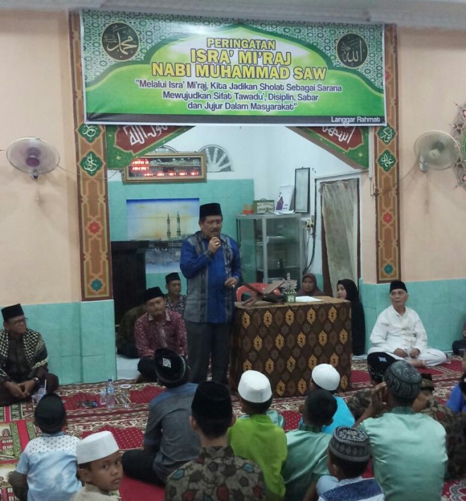 Zainal Abidin memenuhi undangan warga RT 9, Kelurahan Murni, Kecamatan Telanaipura, Sabtu malam (5/5) kemarin.