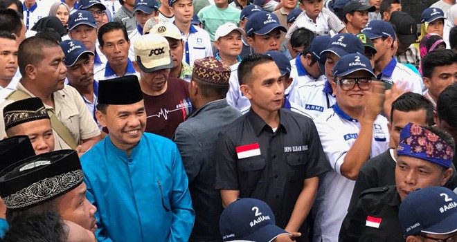 Wasekjen DPP PAN, Dipo Ilham Djalil disambut ribuan masa ketika mendampingi pasangan Adi-Ami di Kecamatan Sitinjau Laut
