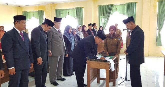 Pelantikan dan pengambilan sumpah pejabat eselon III dan IV di dilakukan oleh Kepala BKPSDM Kabupaten Tanjabbar, Drs Encep Jarkasih 