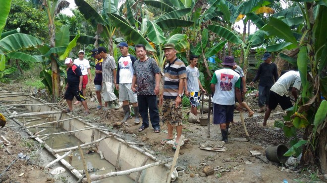 Gotong royong Warga Perumahan Kota Baru Indah RT 19 Bangun Drainase
