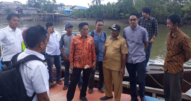 H Bakri saat meninjau Lokasi Pembangunan Jembatan Gantung di Kuala Simbur.