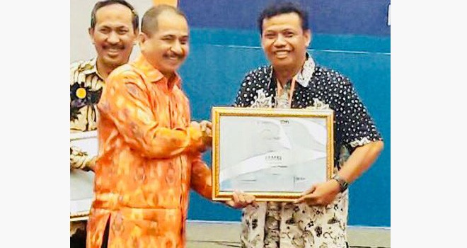 Kepala Bidang Ekonomi, Badan Perencanaan dan Pembangunan Daerah Provinsi Jambi, Katamso, meneriman penghargaan dari Menteri Pariwisata RI, Arief Yahya