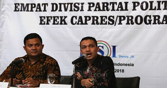 Survei Indonesia (LSI) Ardian Sopa (kana0 saat memberikan keterangan kepada wartawan.