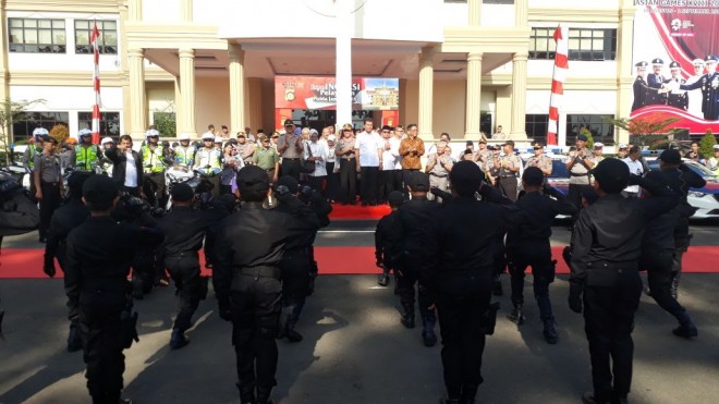 Kedatangan Menpan RB ke Polda Jambi Disambut Atraksi Polisi Cilik.
