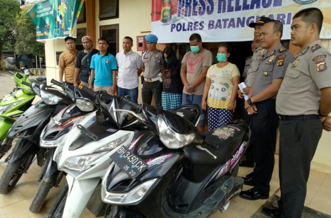Pelaku pencurian kendaraan bermotor (curanmor) dalam lintas provinsi Jambi saat diamankan di Kantor Polisi.