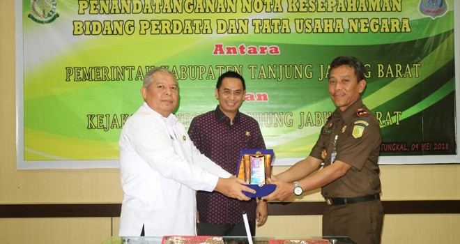 Bupati Tanjabbar saat MoU dengan Kejaksaaan Negeri Tanjabbar.
