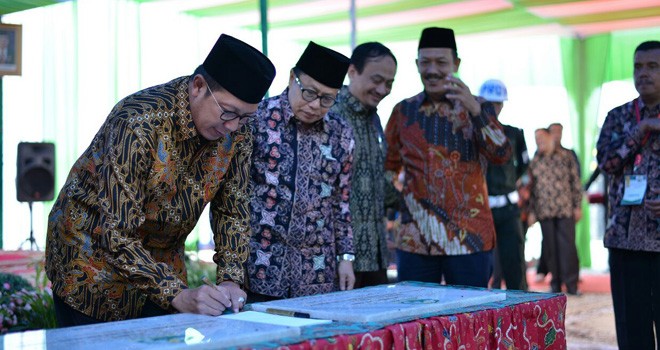 Mentri Agama RI saat menandatangani peresmian IAIN Kerinci.