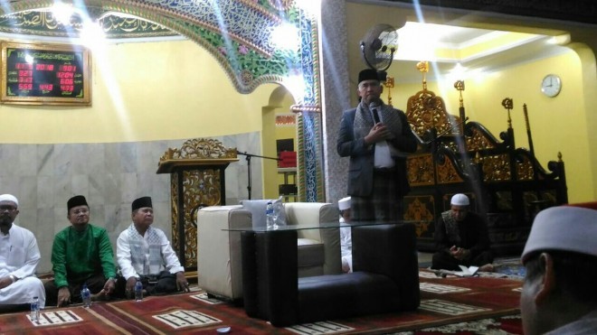 Ketua Dewan Masjid Indonesia (DMI) Kota Jambi Dr.H. Syarief Fasha ,ME saat menyampaikan program terbaru DMI Kota Jambi, dalam peringatan Israk Mikraj yang bertempat di Masjid Megat Sari, Pasar Jambi malam ink (11/5).