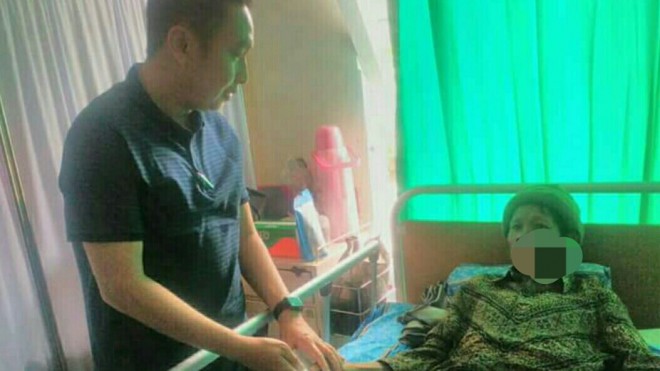 Fikar Azami menemui penderita tumor asal desa baru debai yang saat ini sedang dirawat di RSU Mayjend H. A Thalib Sungai Penuh.