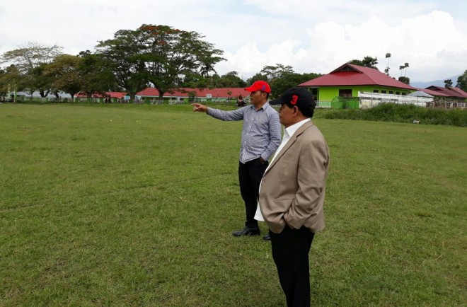 Muradi yang mengenakan topi nomor tiga bersama Zainal Abidin langsung meninjau lokasi kampanye akbar pasangan Kerinci Hebat 24 Juni 2018 mendatang di Lapangan Merpati Hiang. 
