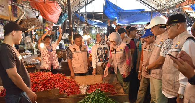 Tim Satgas Pangan (Satgas) Provinsi Jambi saat melakukan peninjauan harga dan stok sembako di Pasar Tradisional Angso Duo Jambi.