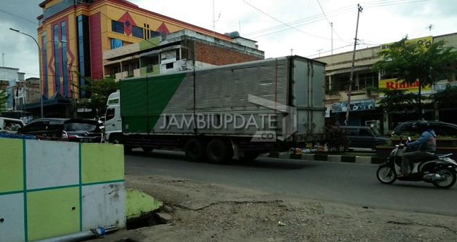 Truk bertonase besar saat melintas di salah satu jalan di Kota Jambi pada Sabtu (12/05) kemarin.